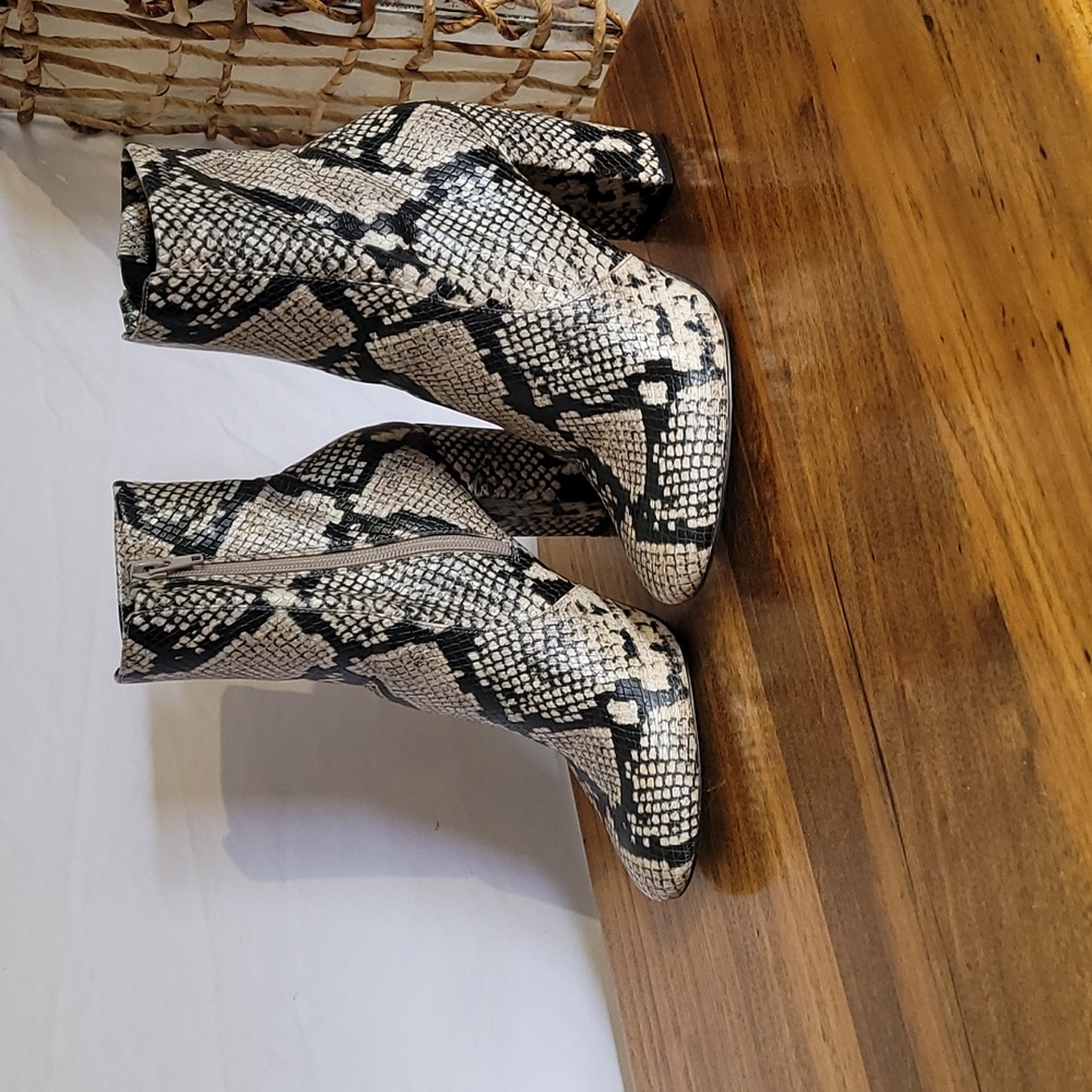 Snake skin size 6.5 boot. Zipper on the inside of boot. No nicks no scuffs. - Picture 2 of 8